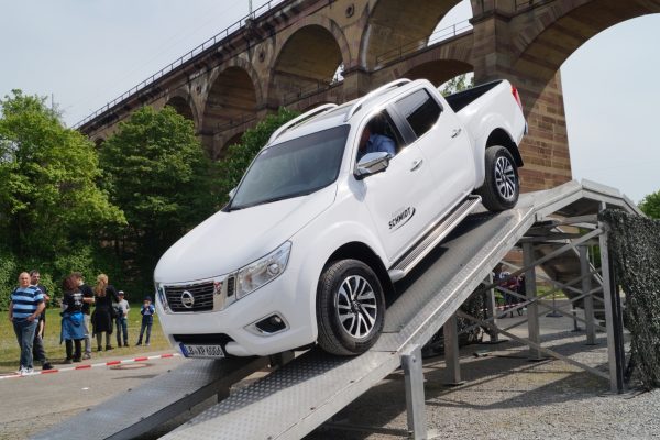 nissan-2-5 nissan-2-5